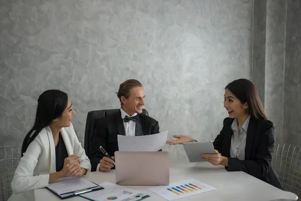 Treffen Der Startup Unternehmer Die Leute Sitzen Zusammen Auf Konferenzen — Stockfoto