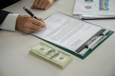 İş adamı ortaklık sözleşmesi imzalıyor, iş bağlantısı kavramı..