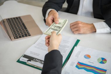 İşadamı ofisinde dolar karşılığı rüşvet alıyor. yozlaşma kavramları.