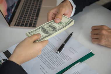 İşadamı ofisinde dolar karşılığı rüşvet alıyor. yozlaşma kavramları.