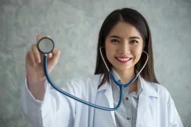 Klinikte gülümseyen kadın doktor.