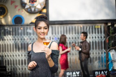 Kutlamada ya da partide şarap kadehi tutan güzel bir kadın.