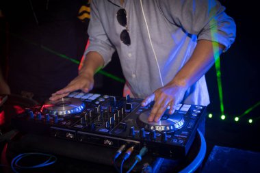 DJ gece kulübü partisinde turntable müzik çalıyor