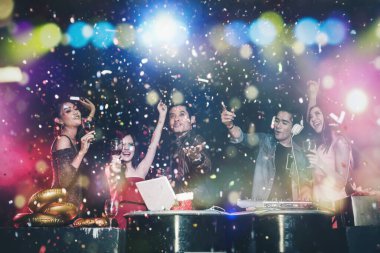 Parti gençleri gece kulübünde dans ediyor.