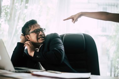 İş yerinde çalışmaktan yorgun düştükten sonra endişeli bir iş adamı. Başarısız iş kavramı.