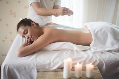 Güzel bir kadın sağlık kaplıcasında tuz temizliği yaptırıyor..