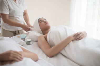 Güzeller güzeli güzellik salonu masajında, rahat ve sağlıklı..