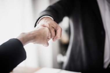 İş adamları ortaklıktan sonra yumruk tokuşturuyor. Takım Çalışması Konsepti.