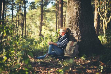 Genç bayan, ağacın altında uyu.