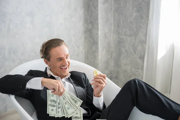 Dolar Banknotlarıyla Dolu Küvette Yatan Zengin Bir Işadamı Başarı Konsepti — Stok fotoğraf