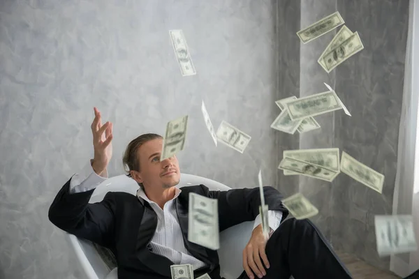 Dolar Banknotlarıyla Dolu Küvette Yatan Zengin Bir Işadamı Başarı Konsepti — Stok fotoğraf
