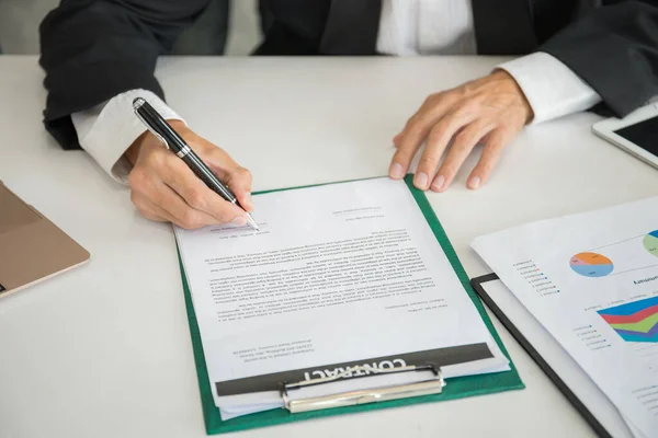 Uomo Affari Sta Firmando Contratto Partnership Concetto Connessione Commerciale — Foto Stock