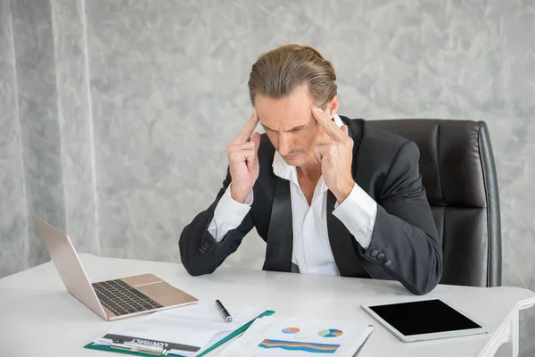 Komoly Üzletember Stresszelt Irodában Sikertelen Üzleti Koncepció — Stock Fotó