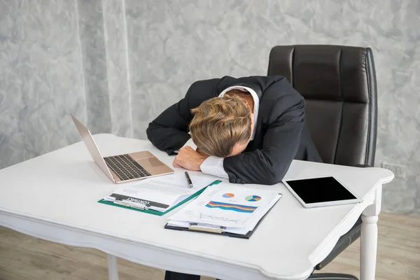 Hombre Negocios Cansado Durmiendo Lugar Trabajo Después Trabajar Duro Trabajar —  Fotos de Stock