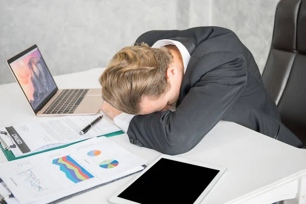 Hombre Negocios Cansado Durmiendo Lugar Trabajo Después Trabajar Duro Trabajar — Foto de Stock