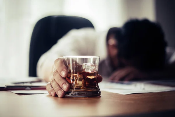 Uomo Affari Bere Dallo Stress Sul Posto Lavoro — Foto Stock