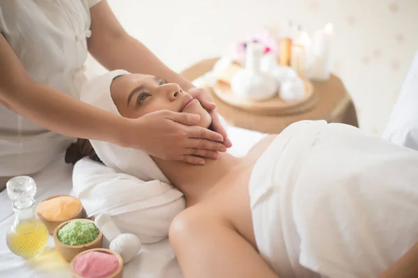 Schöne Junge Frau Wellness Salon Massage Entspannen Und Gesund — Stockfoto