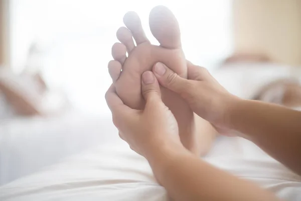 Beautiful Woman Having Feet Massage Beauty Salon Relax Healthy — Stock Photo, Image