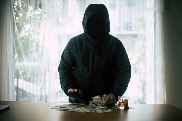 Hooded Crimineel Pistool Schieten Met Dollar — Stockfoto
