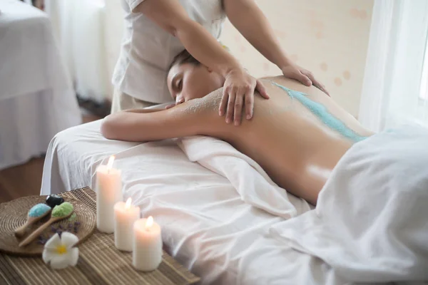 Hermosa Mujer Recibiendo Tratamiento Belleza Exfoliante Sal Spa Salud — Foto de Stock