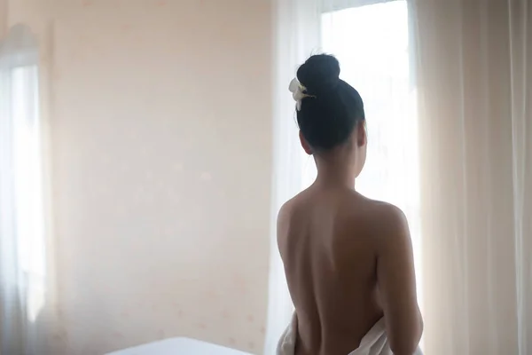 Mooie Jonge Vrouw Spa Salon Massage Ontspannen Gezond — Stockfoto
