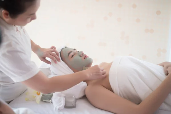 Schöne Frau Liegt Auf Wellness Maske Gesicht Mit Behandlung Spa — Stockfoto