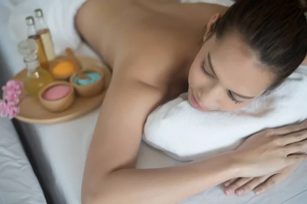 Bella Giovane Donna Spa Salone Massaggio Relax Sano — Foto Stock