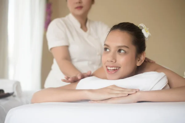 Hermosa Mujer Joven Salón Spa Masaje Relajarse Saludable —  Fotos de Stock