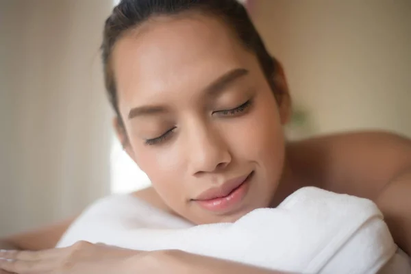 Piękna Młoda Kobieta Spa Salon Masażu Relaks Zdrowe — Zdjęcie stockowe