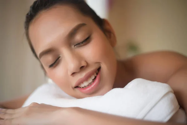 Vacker Ung Kvinna Spa Salong Massage Koppla Och Frisk — Stockfoto