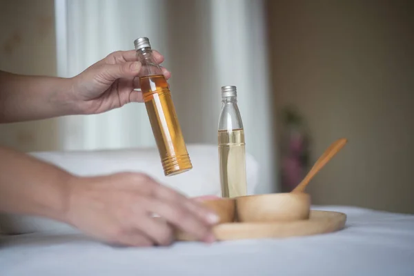 Рука Тримає Пляшку Аромату Ефірної Олії Спа Процедури — стокове фото
