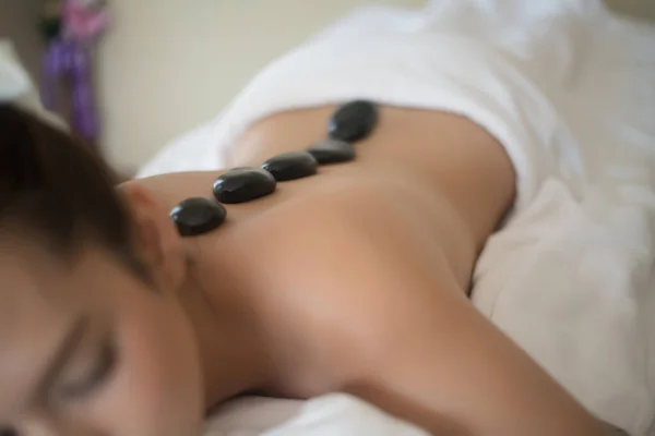 Schöne Frau Wellness Hot Stone Massage Schönheitsbehandlungen — Stockfoto