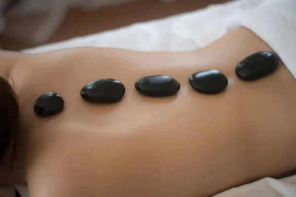 Schöne Frau Wellness Hot Stone Massage Schönheitsbehandlungen — Stockfoto