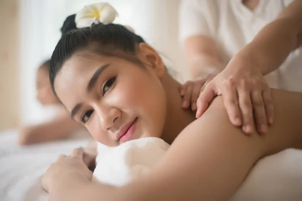 Vacker Ung Kvinna Spa Salong Massage Koppla Och Frisk — Stockfoto