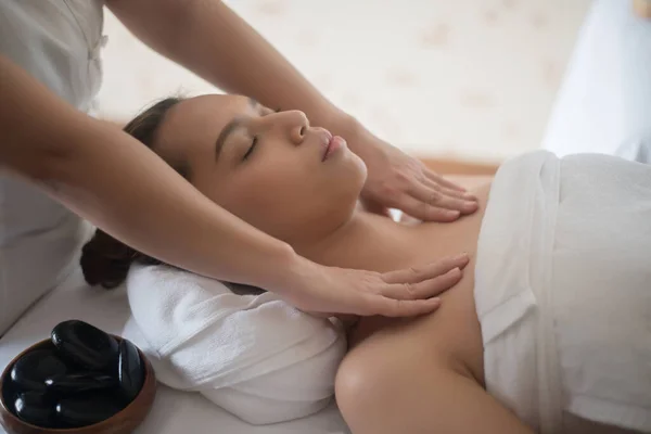 Mooie Jonge Vrouw Spa Salon Massage Ontspannen Gezond — Stockfoto