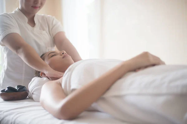 Schöne Junge Frau Wellness Salon Massage Entspannen Und Gesund — Stockfoto