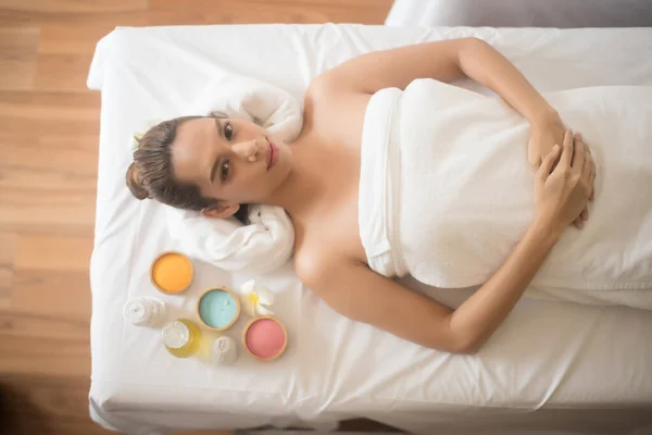 Bella Giovane Donna Spa Salone Massaggio Relax Sano — Foto Stock