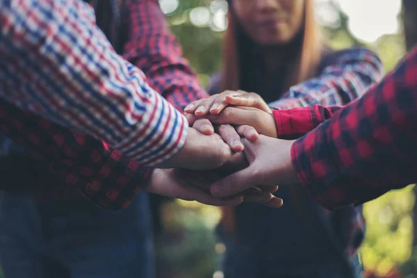 Vista Cerca Parte Superior Los Jóvenes Empresarios Poniendo Sus Manos — Foto de Stock