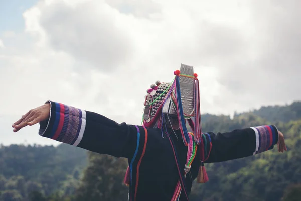 Mujer Relajante Aire Libre Buscando Feliz Sonriente —  Fotos de Stock