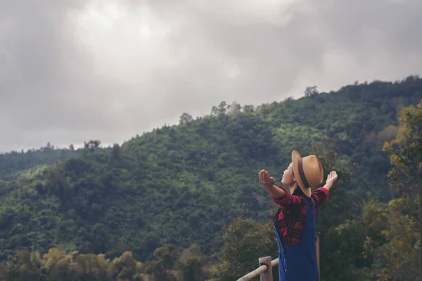 Mujer Relajante Aire Libre Buscando Feliz Sonriente —  Fotos de Stock