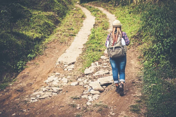 Mujer Joven Caminando Bosque — Foto de Stock