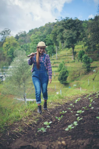 Boer Vrouw Boom Tuin — Stockfoto