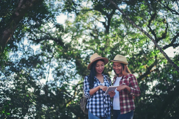 Dwie Dziewczyny Podróżujące Pomocą Telefonu Lesie — Zdjęcie stockowe