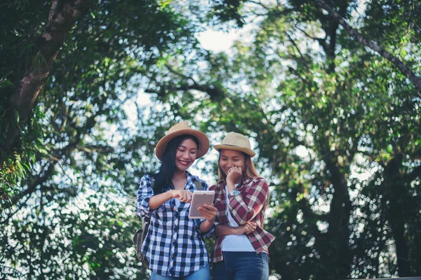 Två Flickor Resenären Använder Telefonen Skogen — Stockfoto