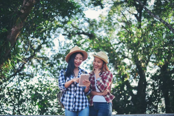 Due Ragazze Viaggiatore Utilizzando Telefono Nella Foresta — Foto Stock