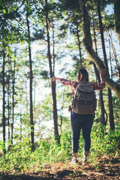 Genç Bir Kadın Ormanda Yürüyor — Stok fotoğraf