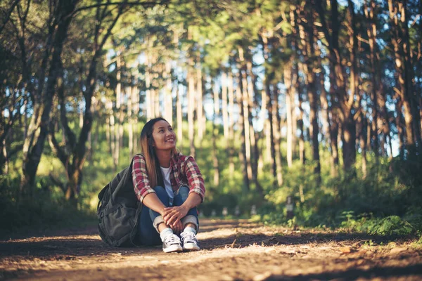 Ευτυχισμένη Γυναίκα Που Κάθεται Στο Έδαφος Στο Δάσος — Φωτογραφία Αρχείου