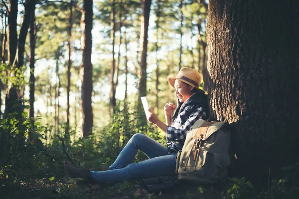 Giovane Donna Che Ascolta Musica Smartphone Sotto Albero Giardino — Foto Stock