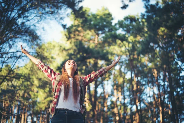 Mulher Relaxante Livre Olhando Feliz Sorridente — Fotografia de Stock