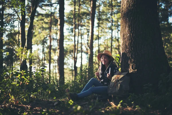 Νεαρή Γυναίκα Που Ακούει Μουσική Από Smartphone Κάτω Από Δέντρο — Φωτογραφία Αρχείου